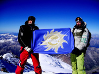 Флаги над Эльбрусом